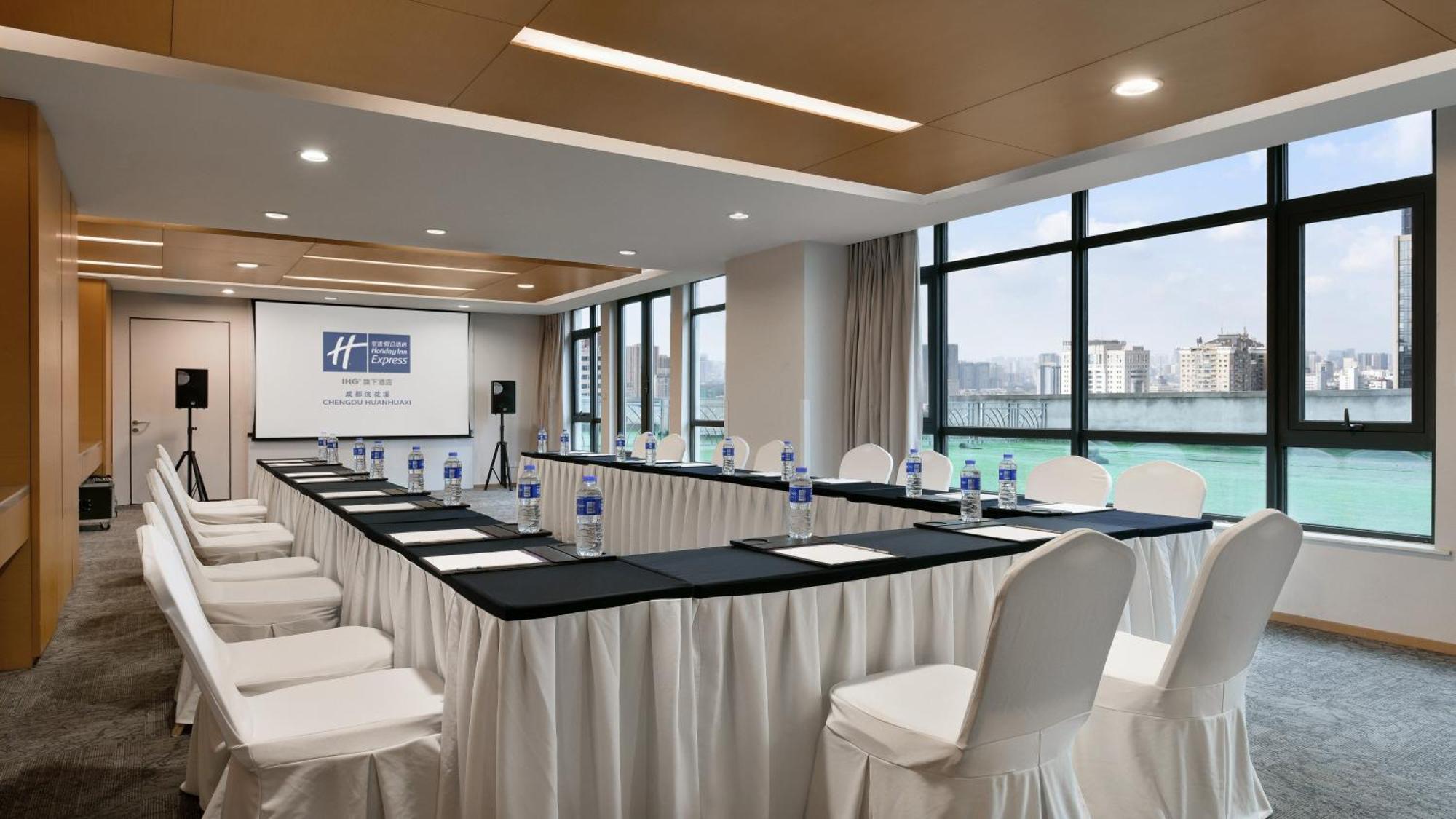 Holiday Inn Express Chengdu Huanhuaxi By Ihg-Near Jinsha Site Musem,Near Wuhou Temple Museum,Welcome Drinks,Free Gym,Free Self-Service Laundry צ'נגדו מראה חיצוני תמונה